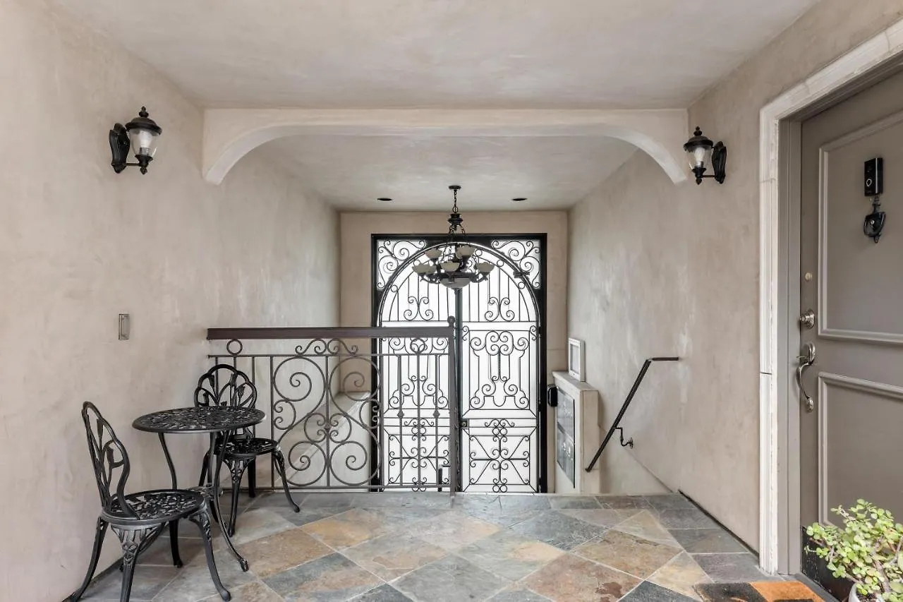 Luxury 2-Bedroom Condo In Studio City Los Angeles 0*,