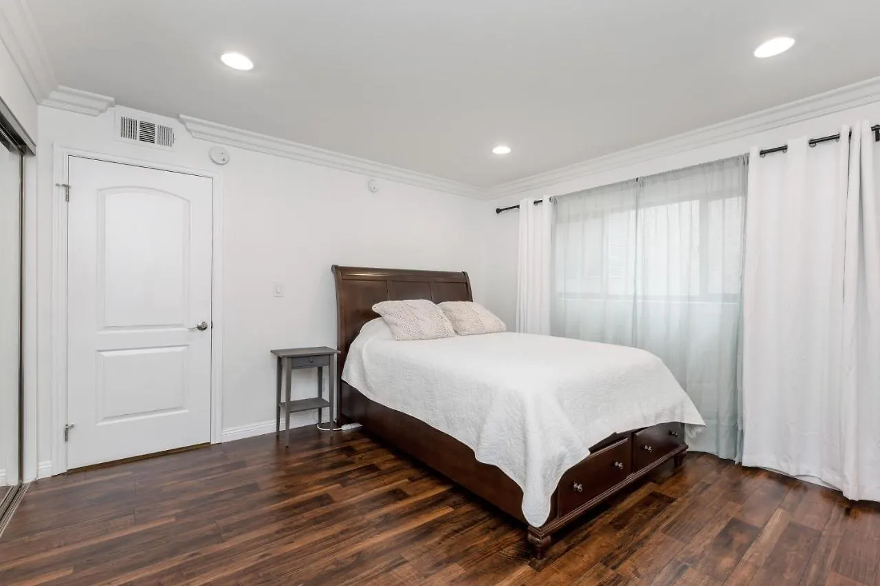 Luxury 2-Bedroom Condo In Studio City Los Angeles